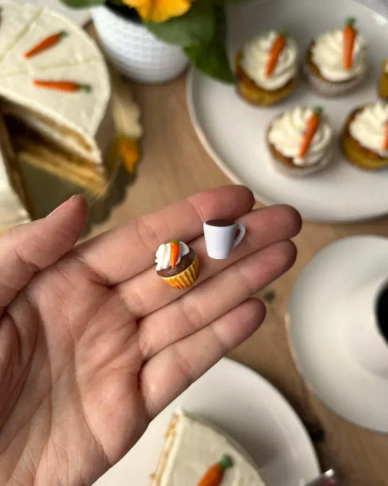 Mrkvový cupcake a káva (peckové náušnice)