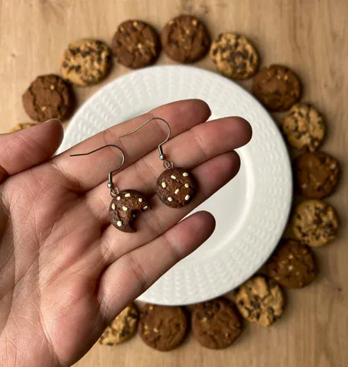 Cookies tmavé nakousnuté (visací náušnice)