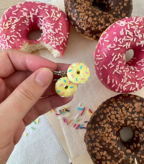 Donuty s citronovou polevou a barevnými posypky (visací náušnice)