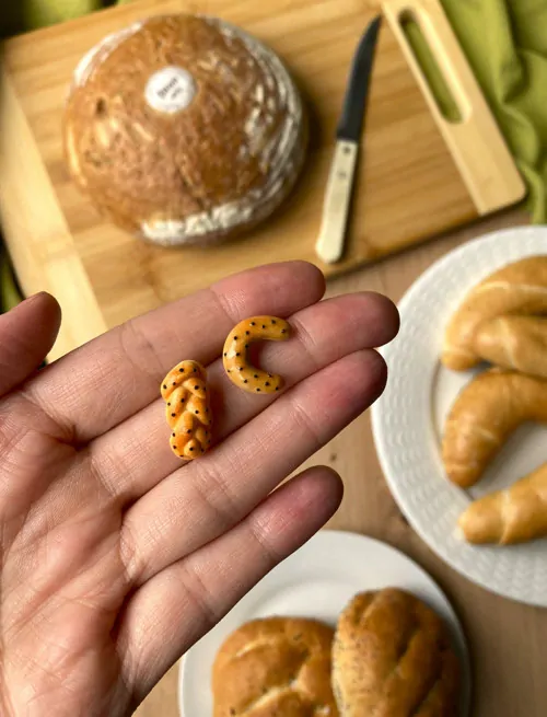 Pletená houska a rohlík (peckové náušnice)