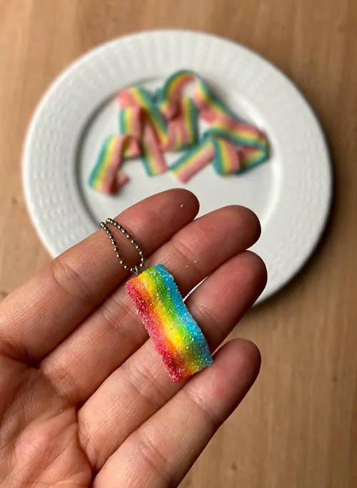 Kyselý ovocný pásek (náhrdelník)