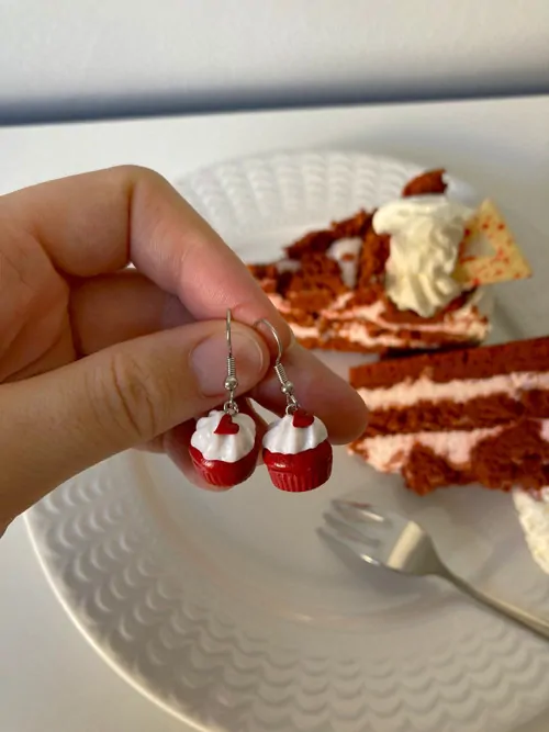 Red Velvet cupcaky se srdíčky (visací náušnice)