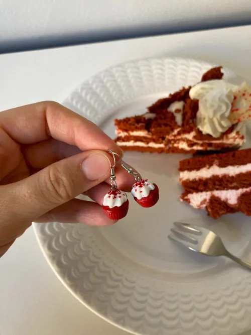 Red Velvet cupcaky (visací náušnice)