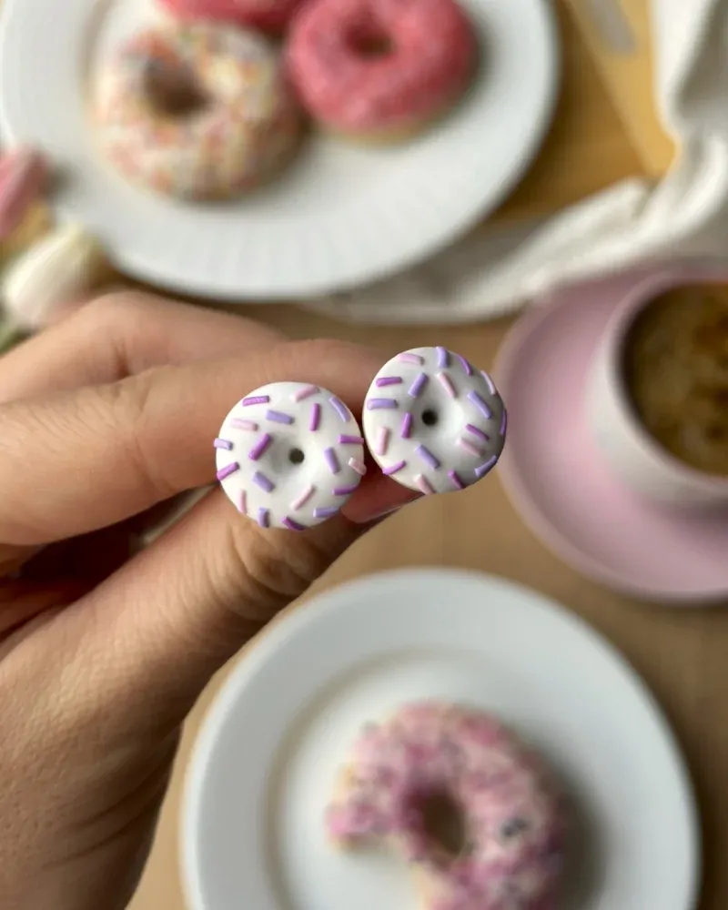 Donuty bílé s fialovou posypkou (peckové náušnice)
