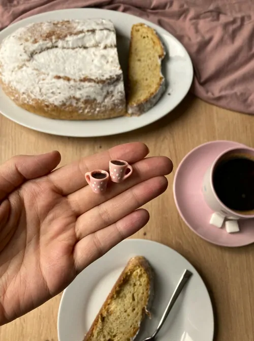 Káva v růžových hrníčcích s puntíky (peckové náušnice)