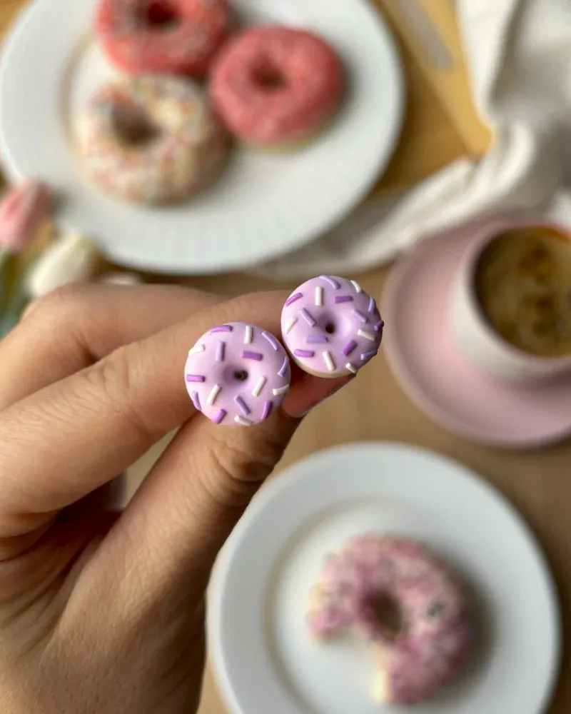 Donuty světle růžové s fialovou posypkou (peckové náušnice)