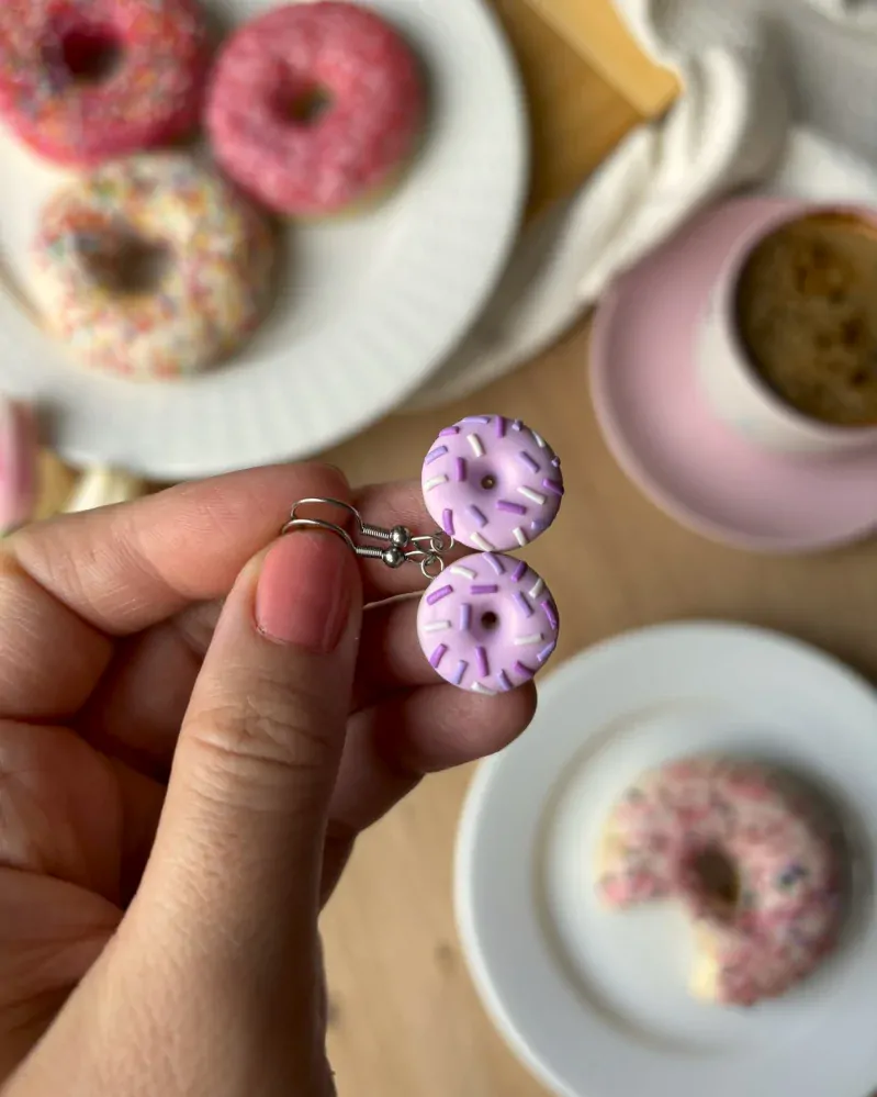 Donuty světle růžové s fialovou posypkou (visací náušnice)