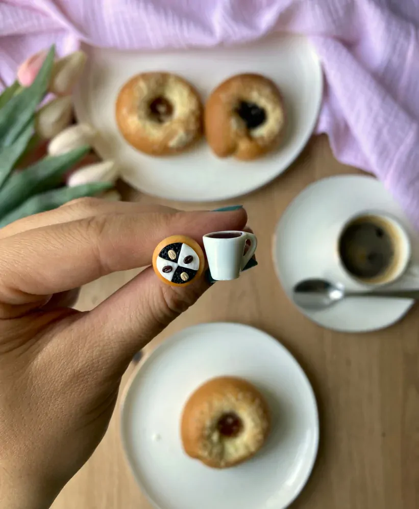 Koláček (mák, tvaroh) s kávou (peckové náušnice)