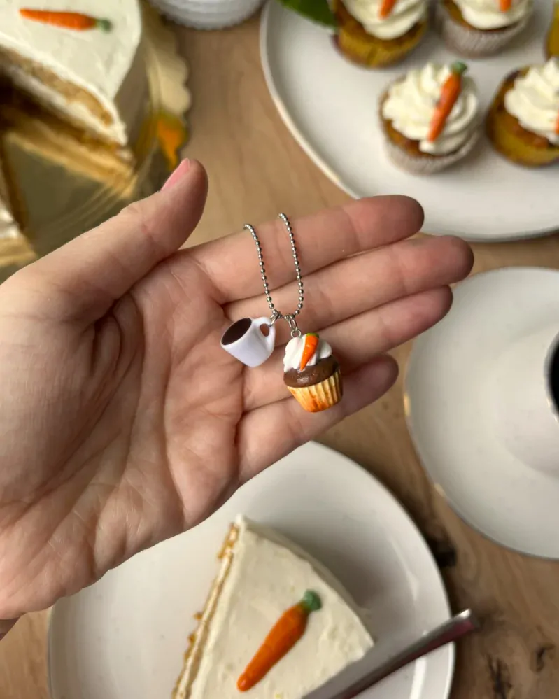 Náhrdelník s mrkvovým cupcakem a kávou