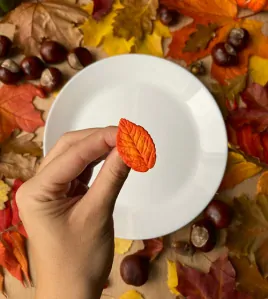 Podzimní lístek oranžovočervený (brož)