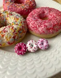 Brož z růžových donutů