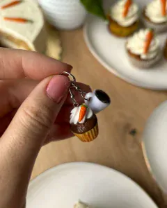 Mrkvový cupcake a káva (visací náušnice)