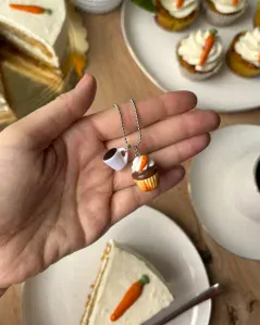 Náhrdelník s mrkvovým cupcakem a kávou