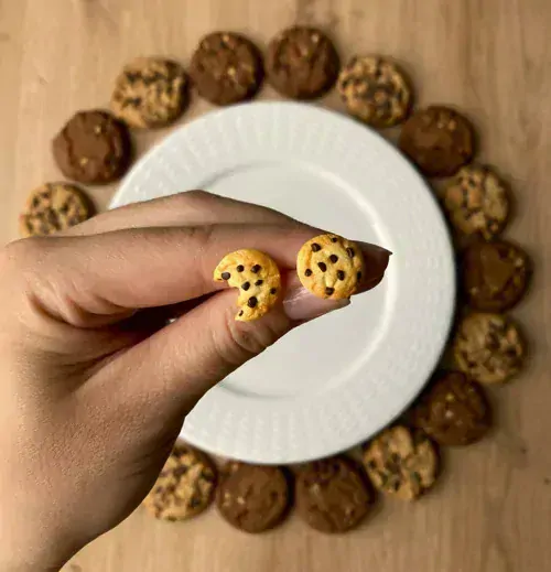 Cookies světlé nakousnuté (peckové náušnice)