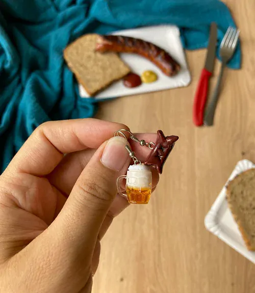 Buřtík a pivko (visací náušnice)