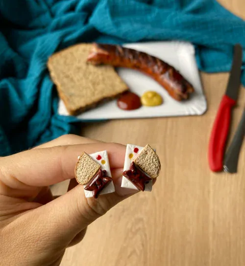 Buřtíky na tácku (peckové náušnice)