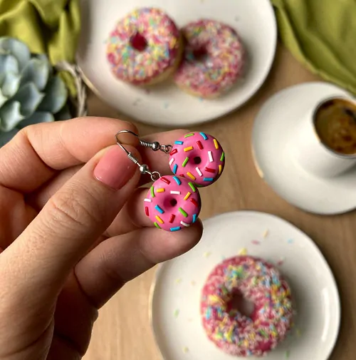 Donuty malinové s barevnou posypkou (visací náušnice)
