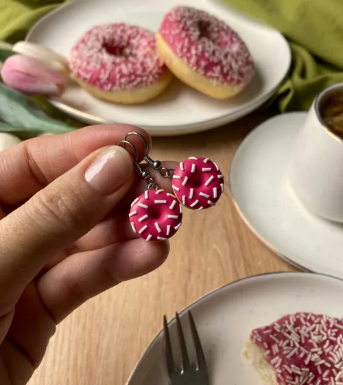 Donuty malinové s bílou posypkou (visací náušnice)