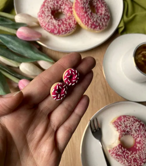 Donuty malinové s bílou posypkou (peckové náušnice)