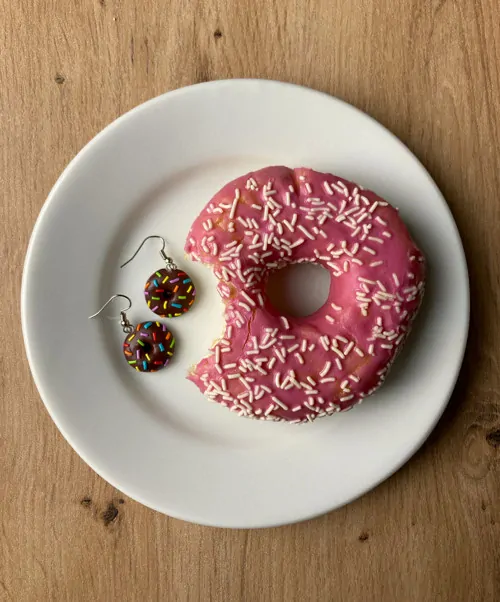 Donuty s čokopolevou a duhovou posypkou (visací náušnice)