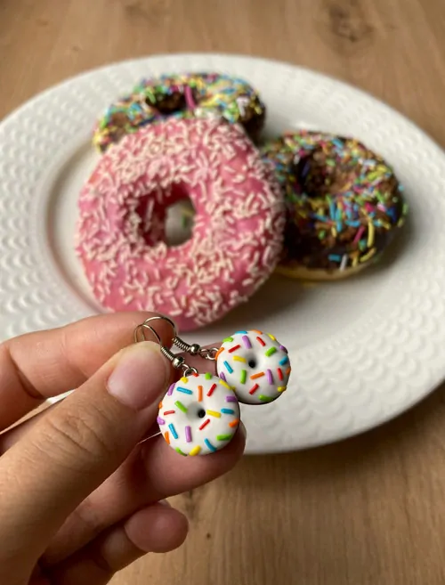 Donuty s bílou polevou a duhovou posypkou (visací náušnice)