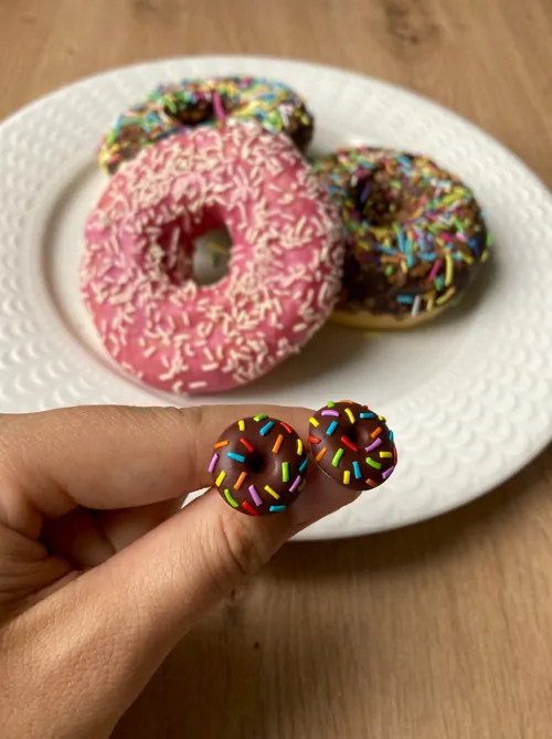 Donuty s čokopolevou a duhovou posypkou (peckové náušnice)