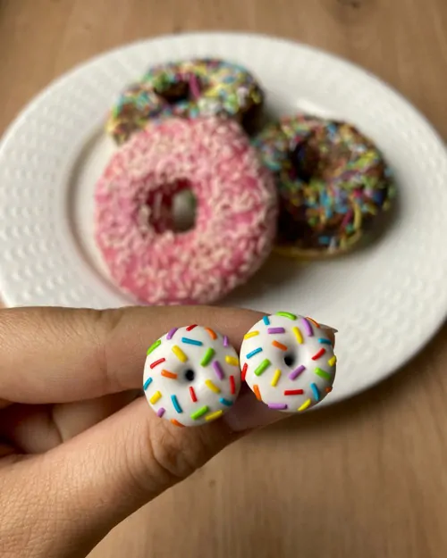 Donuty s bílou polevou a duhovou posypkou (peckové náušnice)