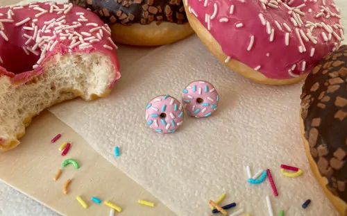 Donuty malinové s posypkou (peckové náušnice)