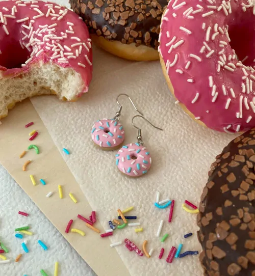 Donuty malinové s barevnou posypkou (visací náušnice)