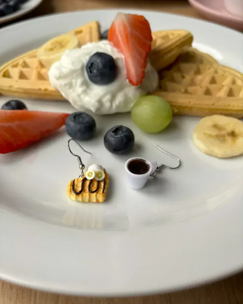 Banánová waffle s kávou (visací náušnice)