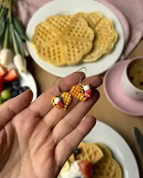 Jahodové waffle (visací náušnice)