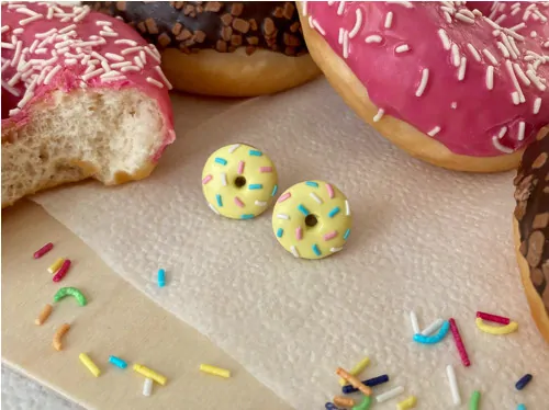 Donuty s citronovou polevou a posypkou (peckové náušnice)