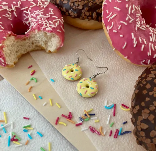 Donuty s citronovou polevou a barevnými posypky (visací náušnice)