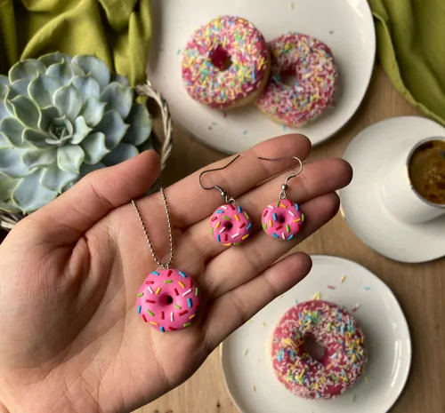 Donut malinový s barevnou posypkou na krk
