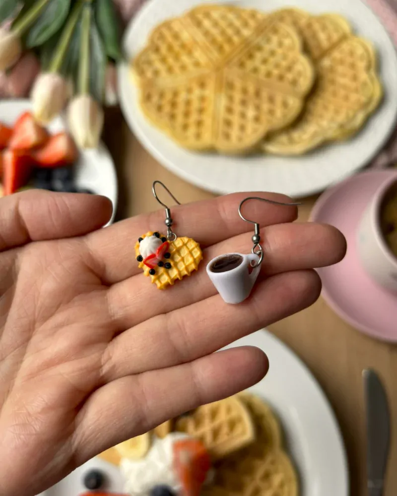Jahodová waffle s kávou (visací náušnice)