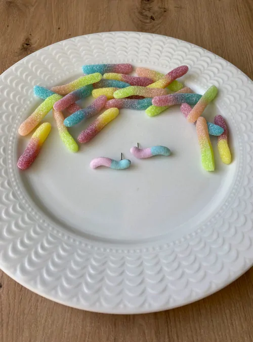 Kyselé žížalky růžovomodré (peckové náušnice)