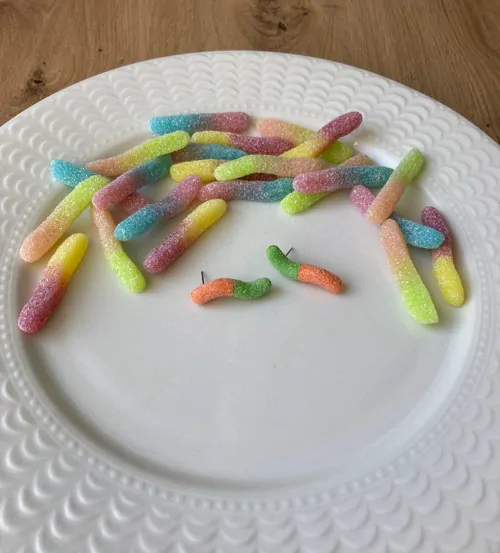 Kyselé žížalky oranžovozelené (peckové náušnice)