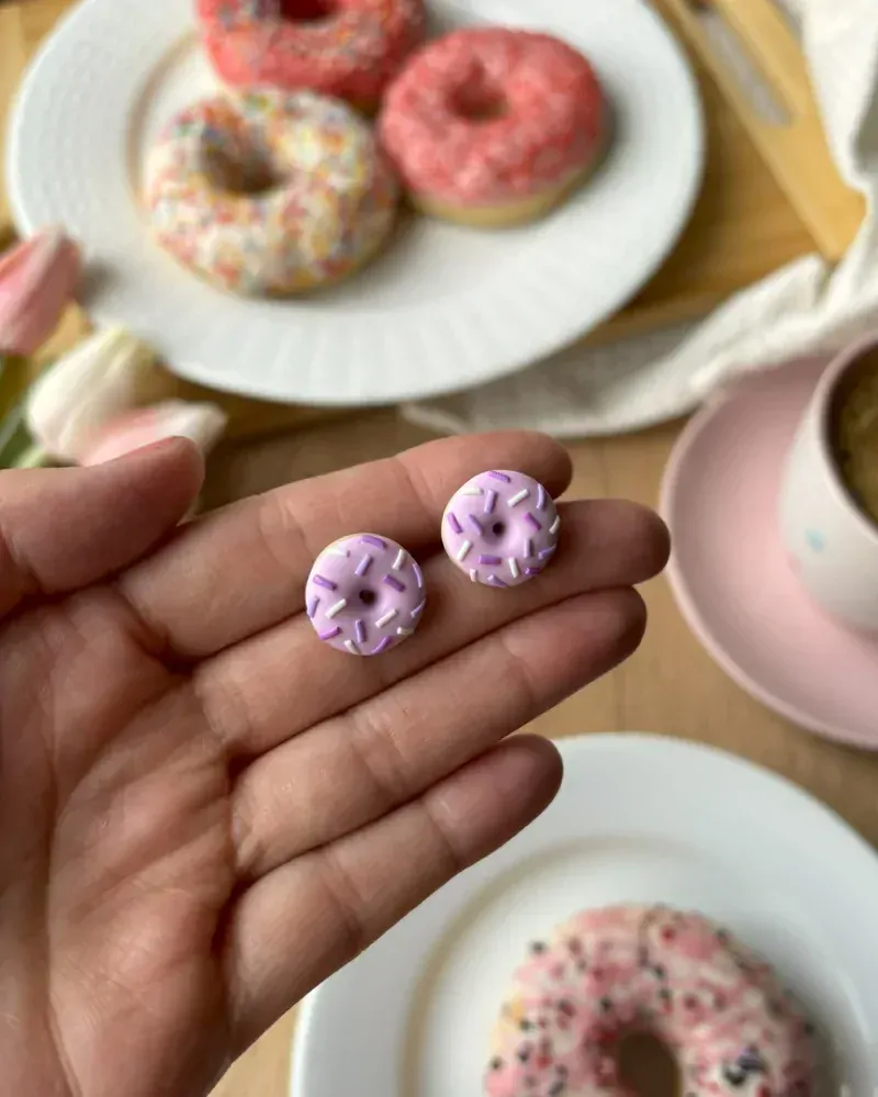 Donuty světle růžové s fialovou posypkou (peckové náušnice)