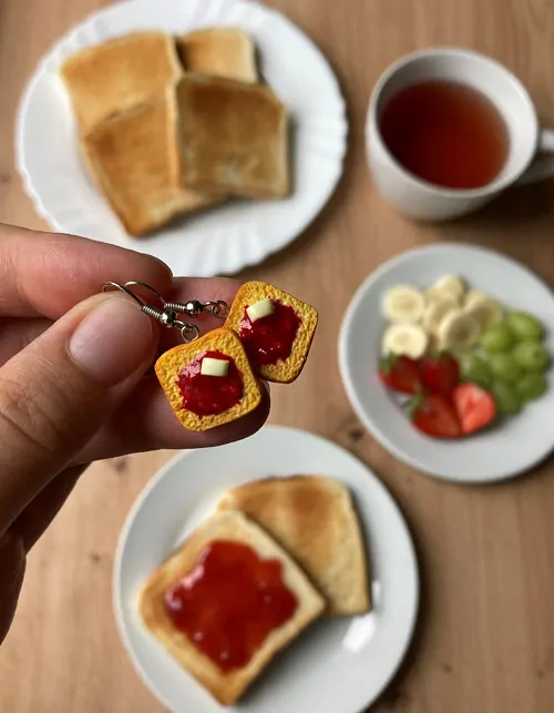 Opečené toustíky s jahodovou marmeládou a máslem (visací náušnice)