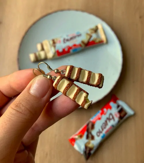 Bílé Kinder Bueno (visací náušnice)
