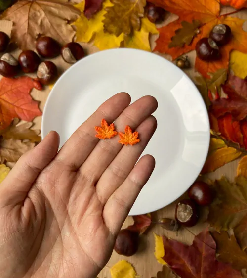 Javorové lístky oranžovočervené (peckové náušnice)