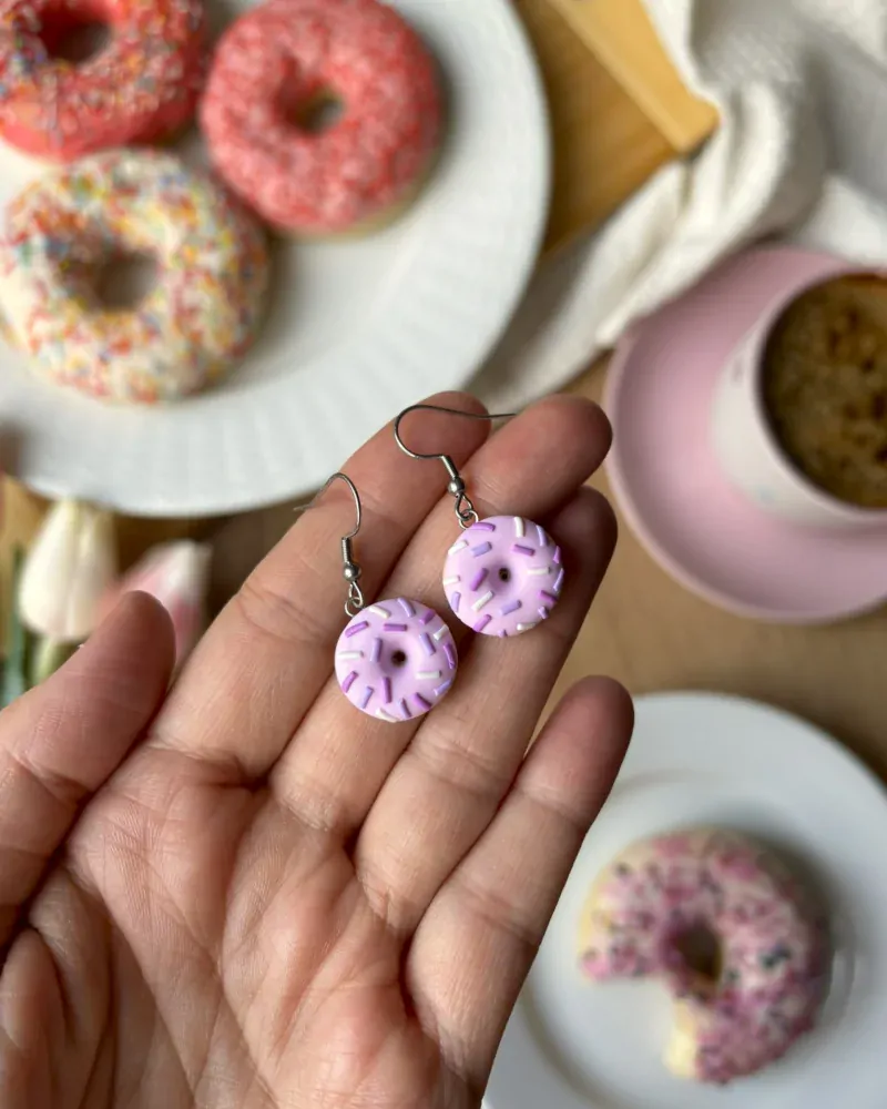 Donuty světle růžové s fialovou posypkou (visací náušnice)