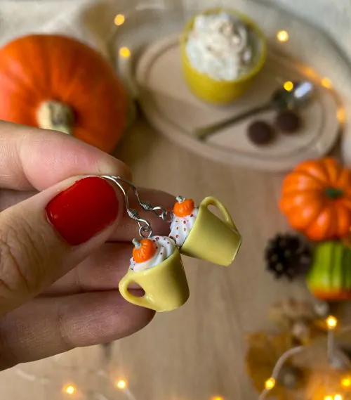 Dýňové latté nebo horká čokoláda? (visací náušnice)