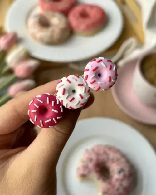 Brož z růžových donutů