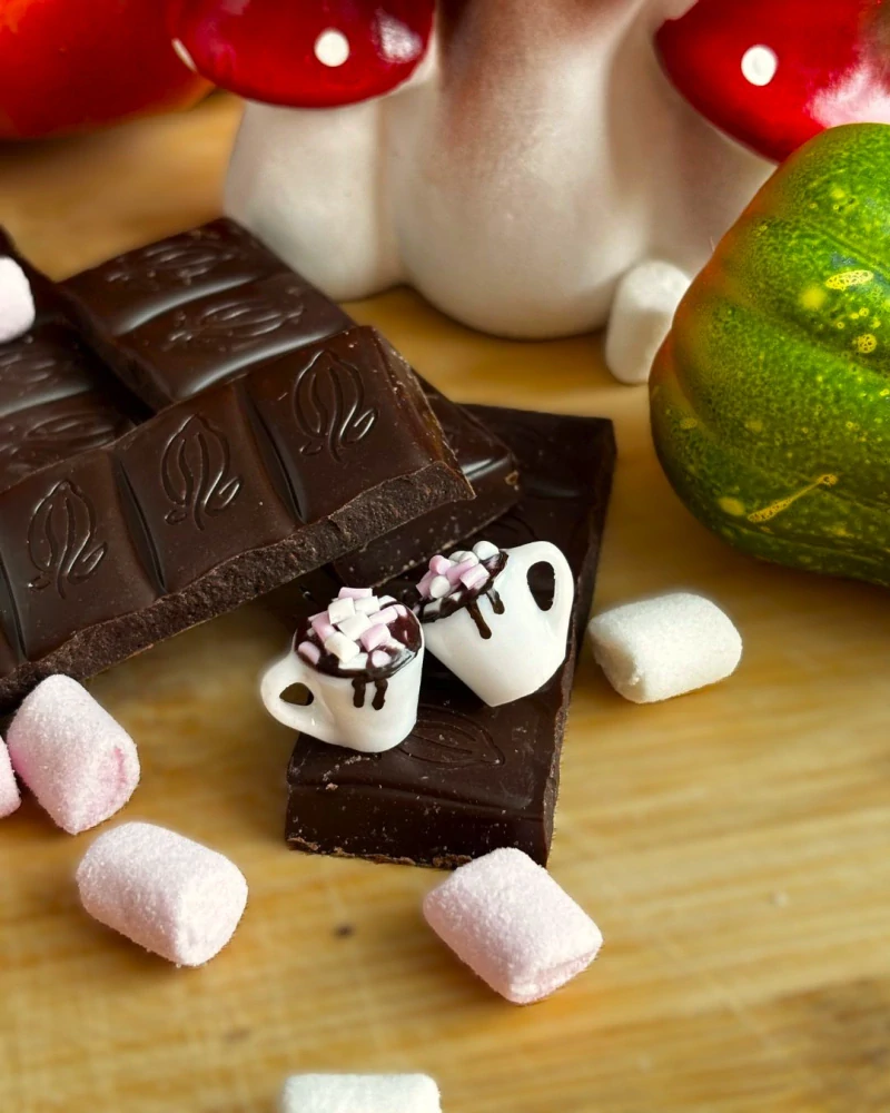Horká čokoláda s marshmallow (peckové náušnice)