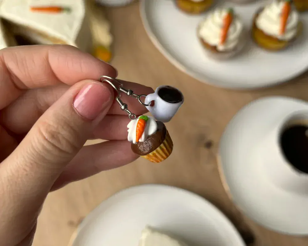 Mrkvový cupcake a káva (visací náušnice)