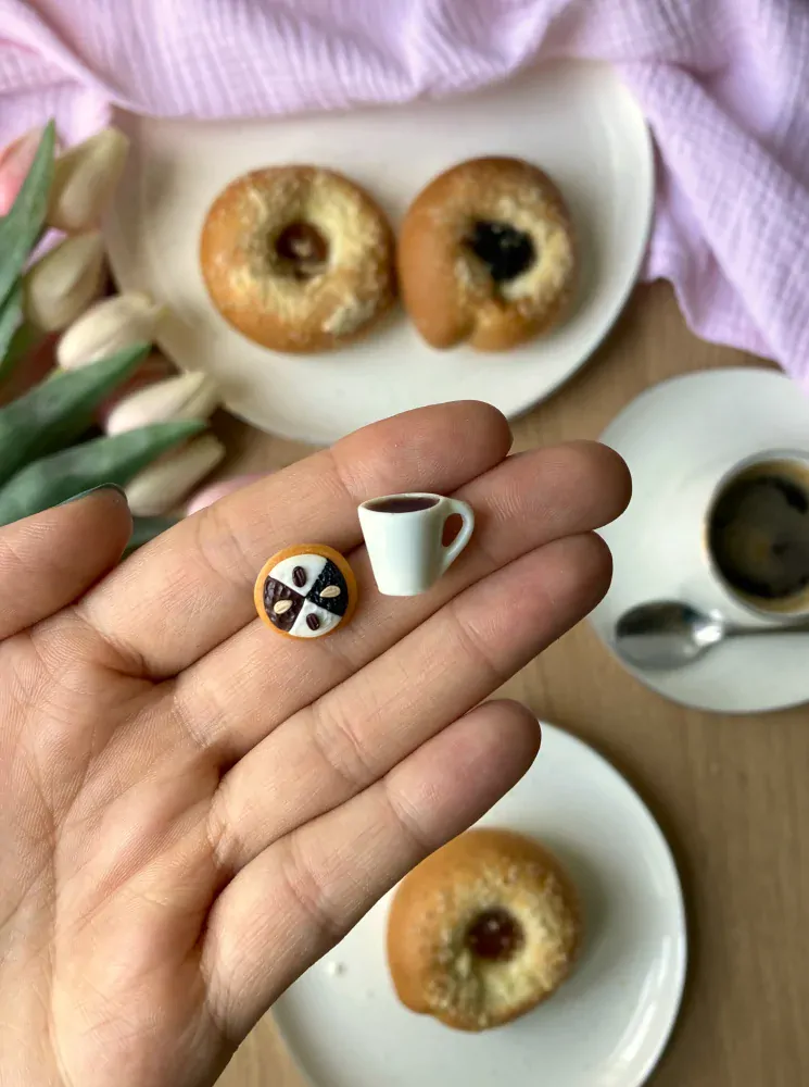 Koláček (mák, tvaroh, povidla) s kávou (peckové náušnice)