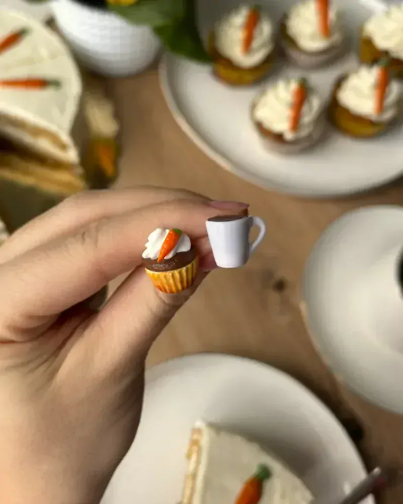 Mrkvový cupcake a káva (peckové náušnice)