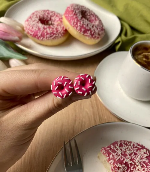 Donuty malinové s bílou posypkou (peckové náušnice)