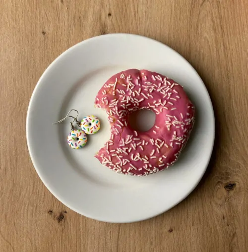 Donuty s bílou polevou a duhovou posypkou (visací náušnice)
